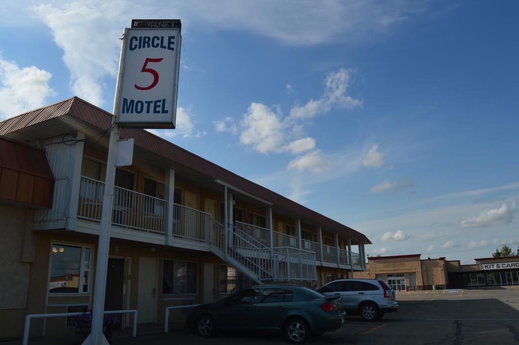 Circle 5 Motel Olds Exterior photo